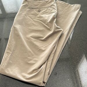 Vineyard Vines Khaki On-The-Go Pants men’s 28x32